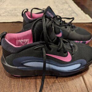 Nike youth IsoFly Basketball shoe, size 5Y
